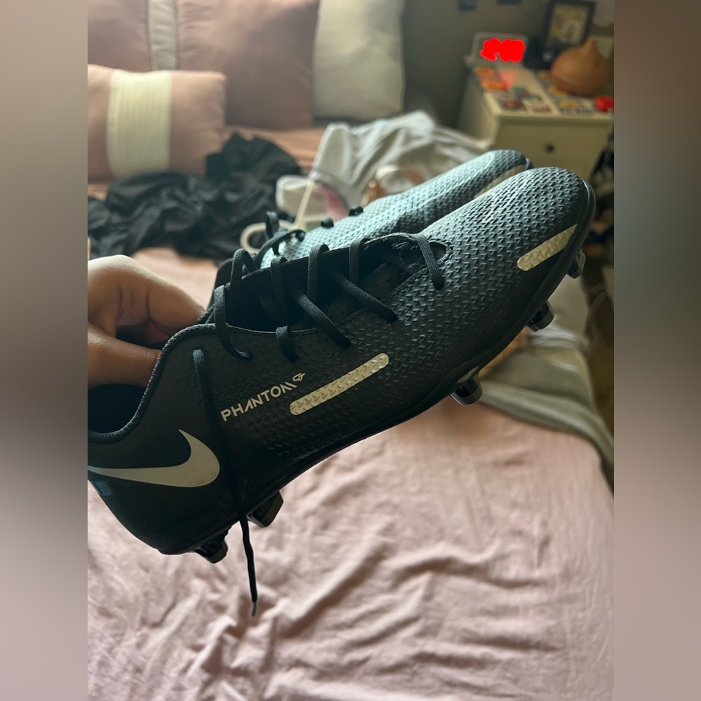 Women’s 8 outdoor cleats!